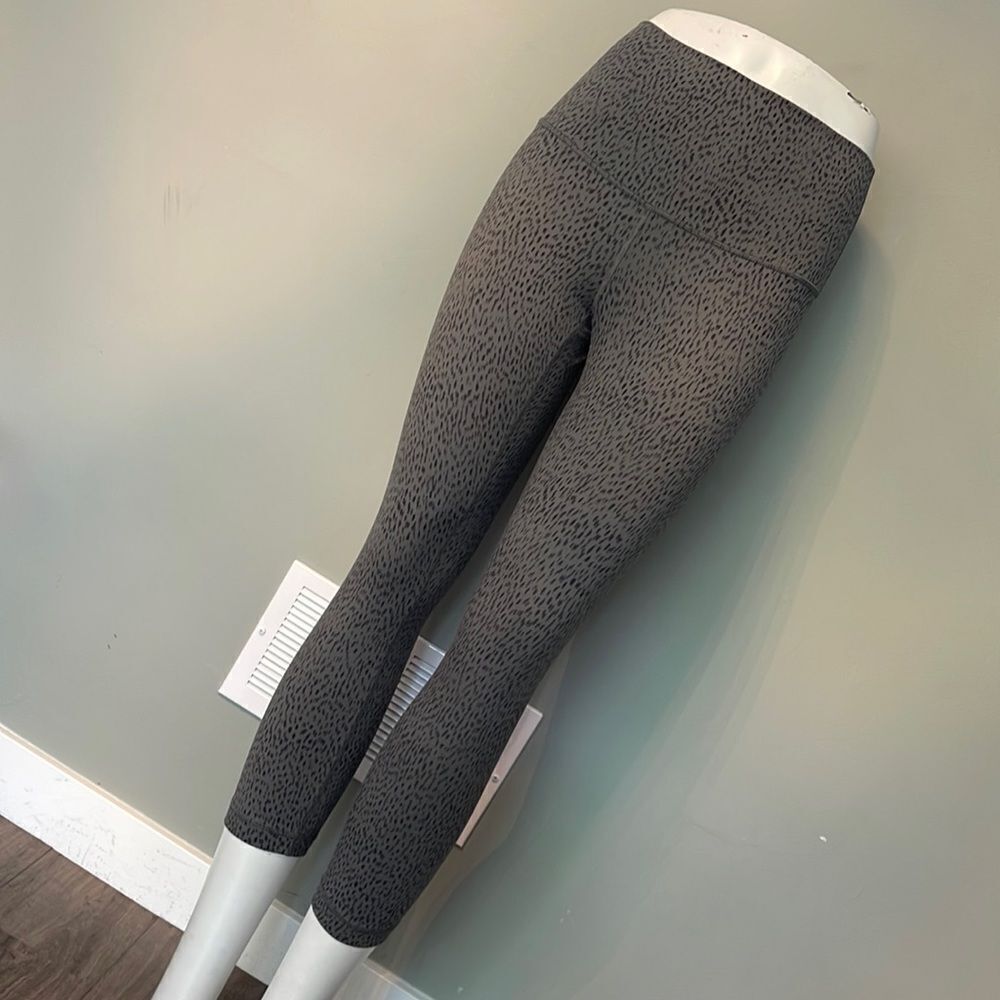 Lululemon size 6 3/4 Leggings